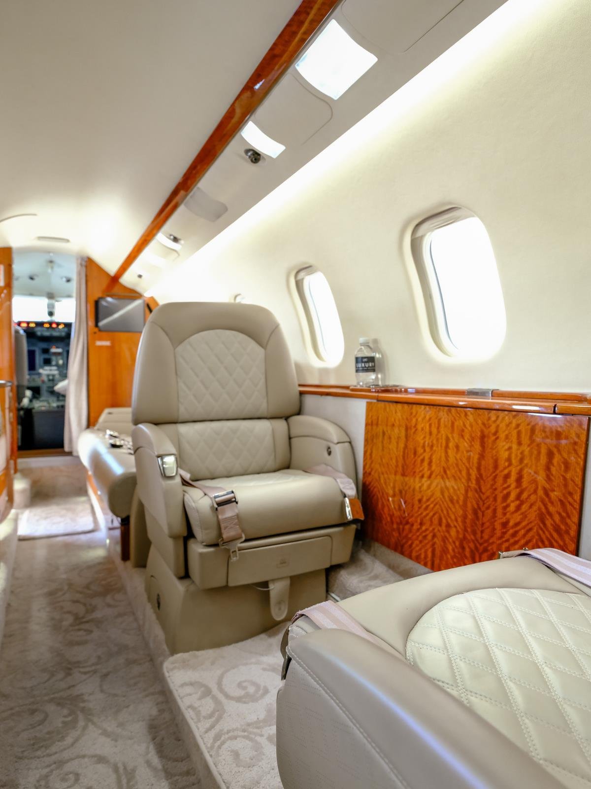 Used 2009 White LEARJET XR image 23