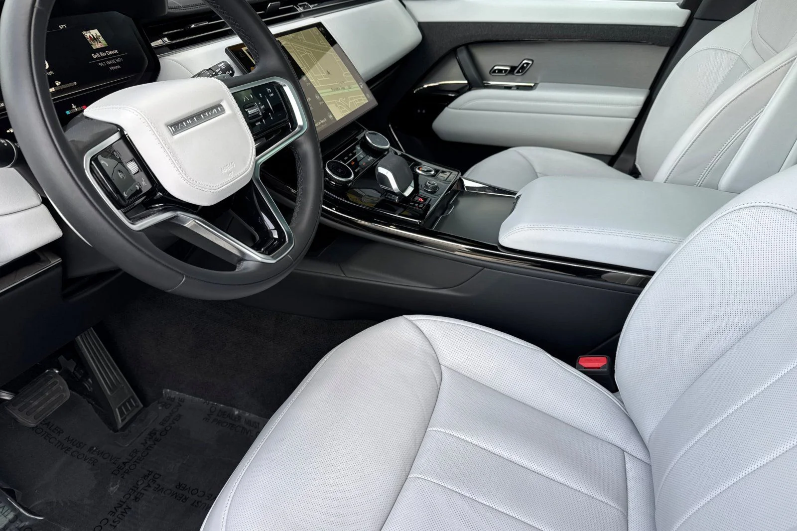 Used 2023 White Land Rover SE image 9