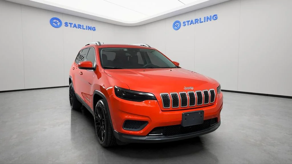 Used 2021 Orange Jeep Latitude FWD image 15