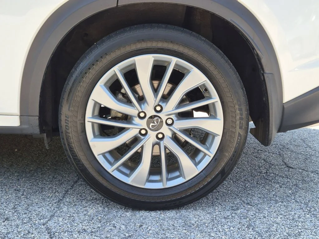 Used 2023 White INFINITI LUXE image 30
