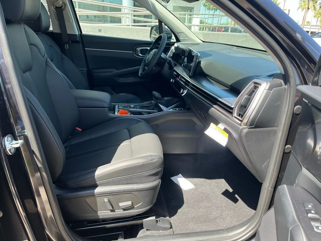 2025 Kia Sorento EX - Photo 12