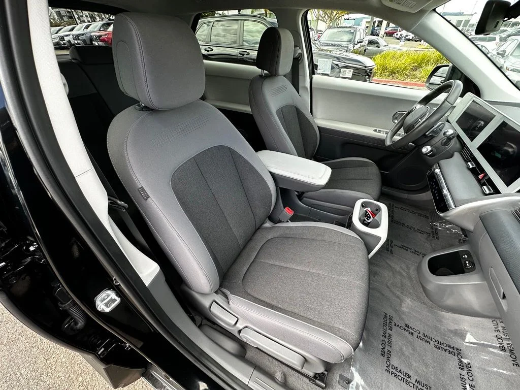 Used 2024 Black Hyundai SEL image 13