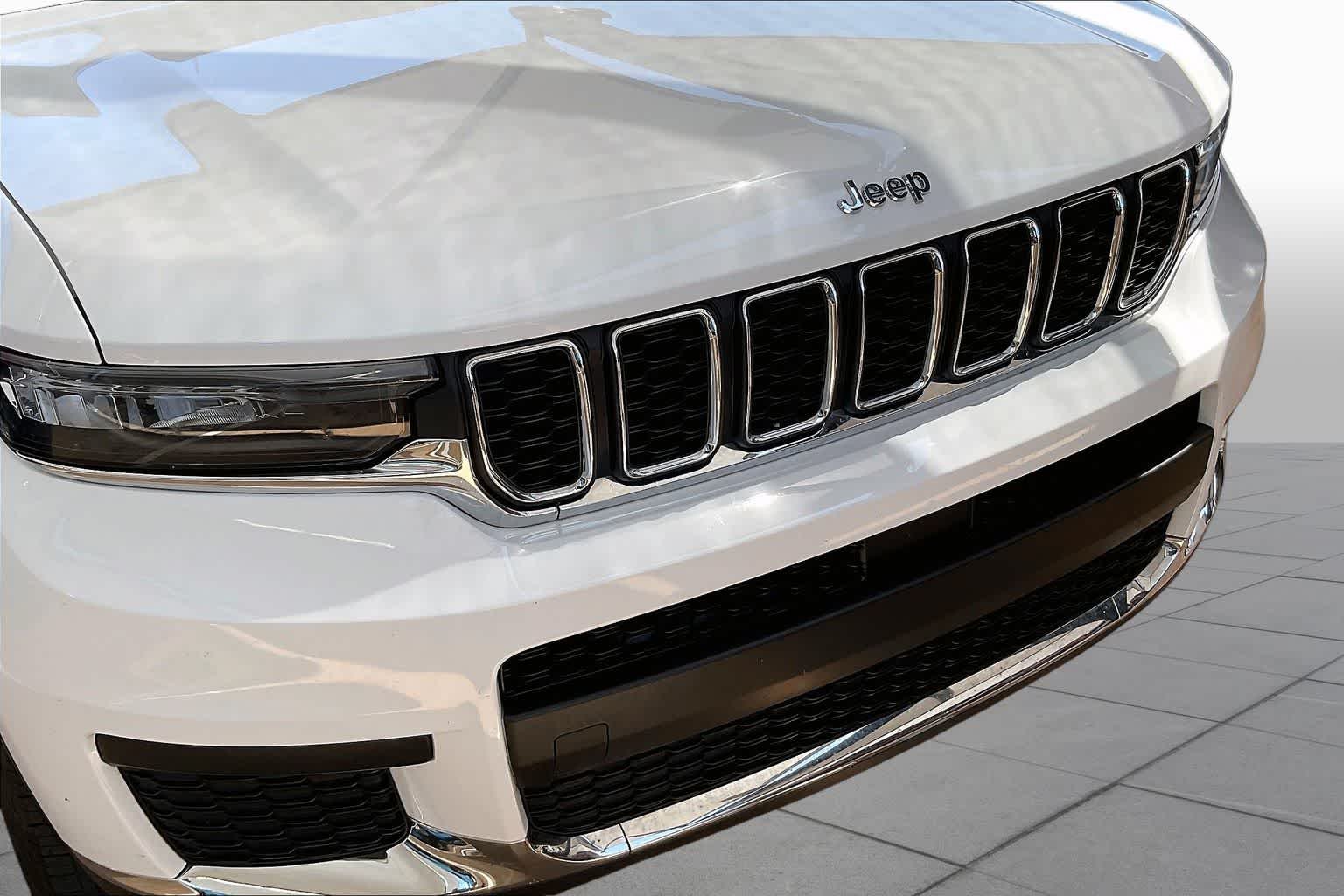 Used 2023 Bright White Clearcoat Jeep Laredo image 29