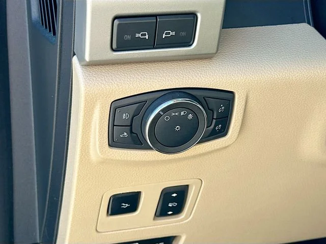 Used 2020 White Ford Lariat image 10
