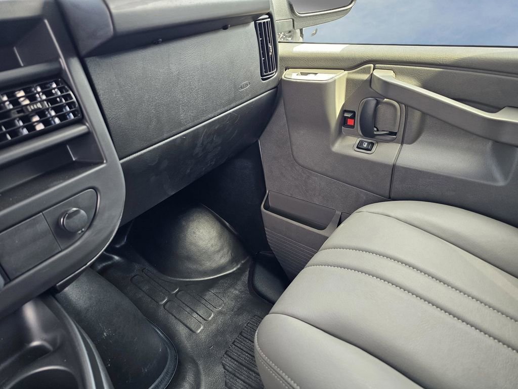 2025 Chevrolet Express Cargo Work Van - Photo 28
