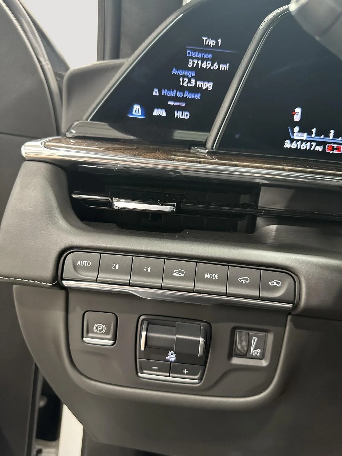 Used 2023 Crystal White Tricoat Cadillac Sport Platinum image 18