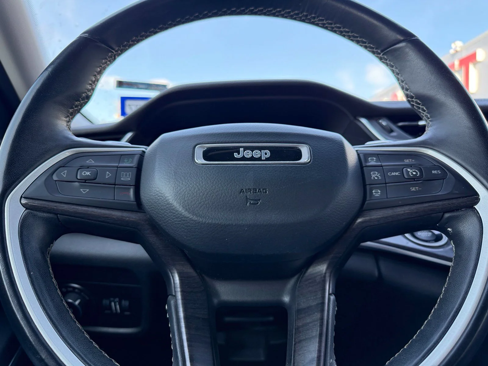 Used 2022 Gray Jeep Limited image 9