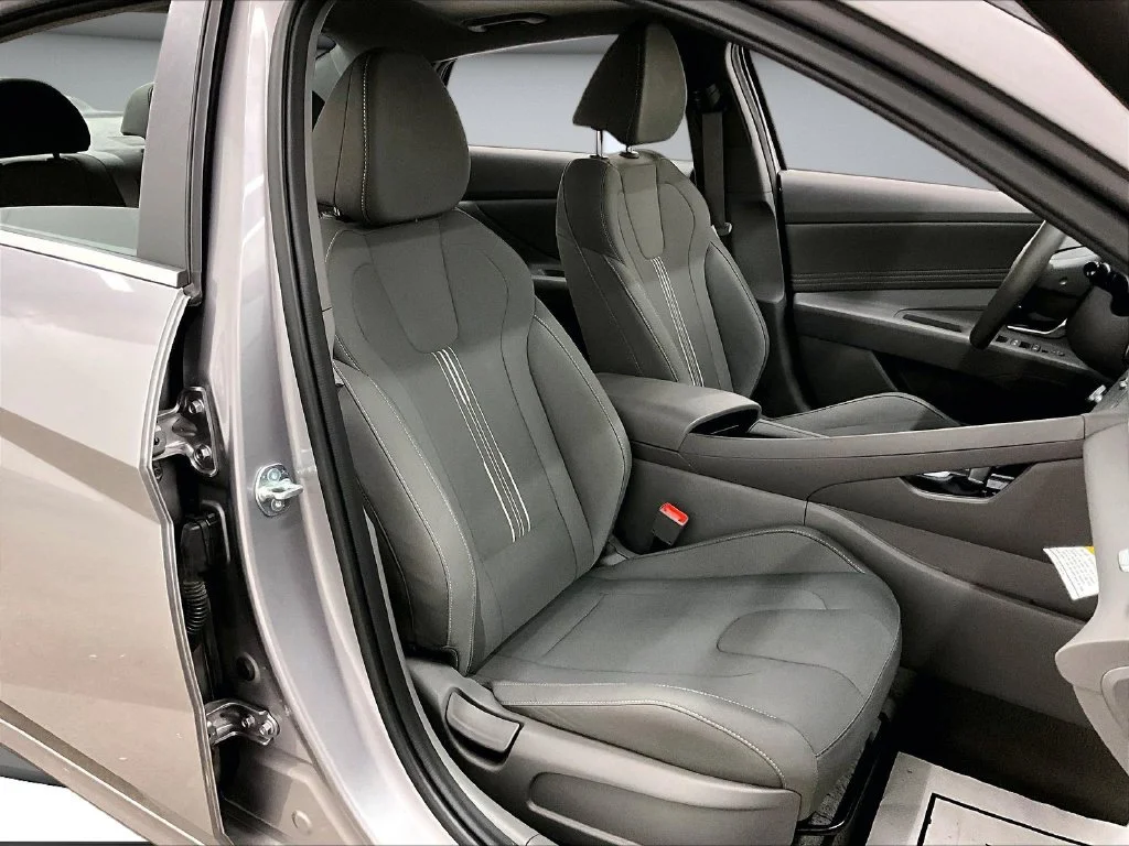 Used 2025 Silver Hyundai SEL Convenience image 29