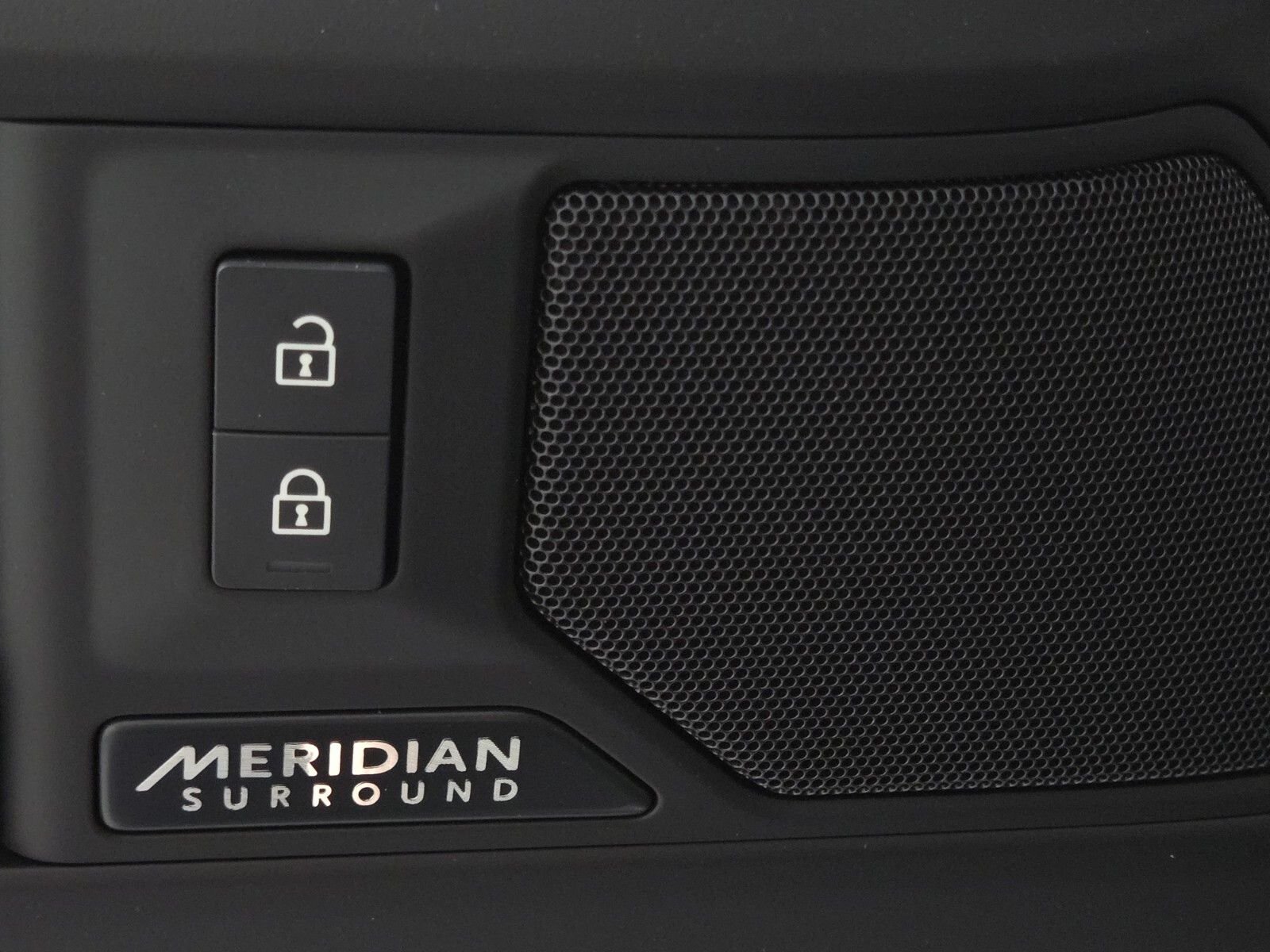 2026 Land Rover Defender X-Dynamic SE - Photo 25