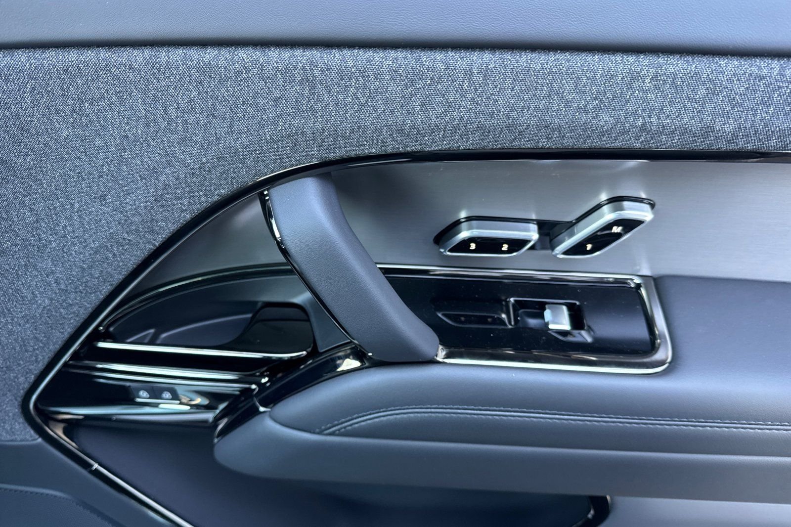 New 2026 Fuji White Land Rover Dynamic SE image 19