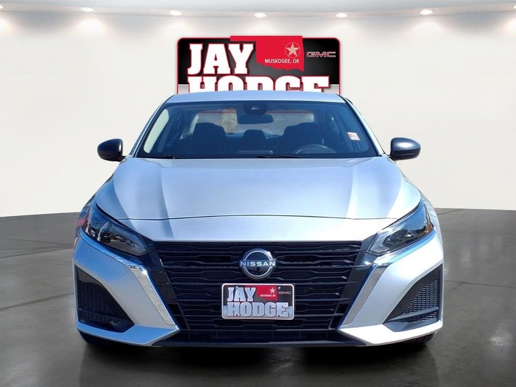 Used 2025 Silver Nissan 2.5 SV image 2