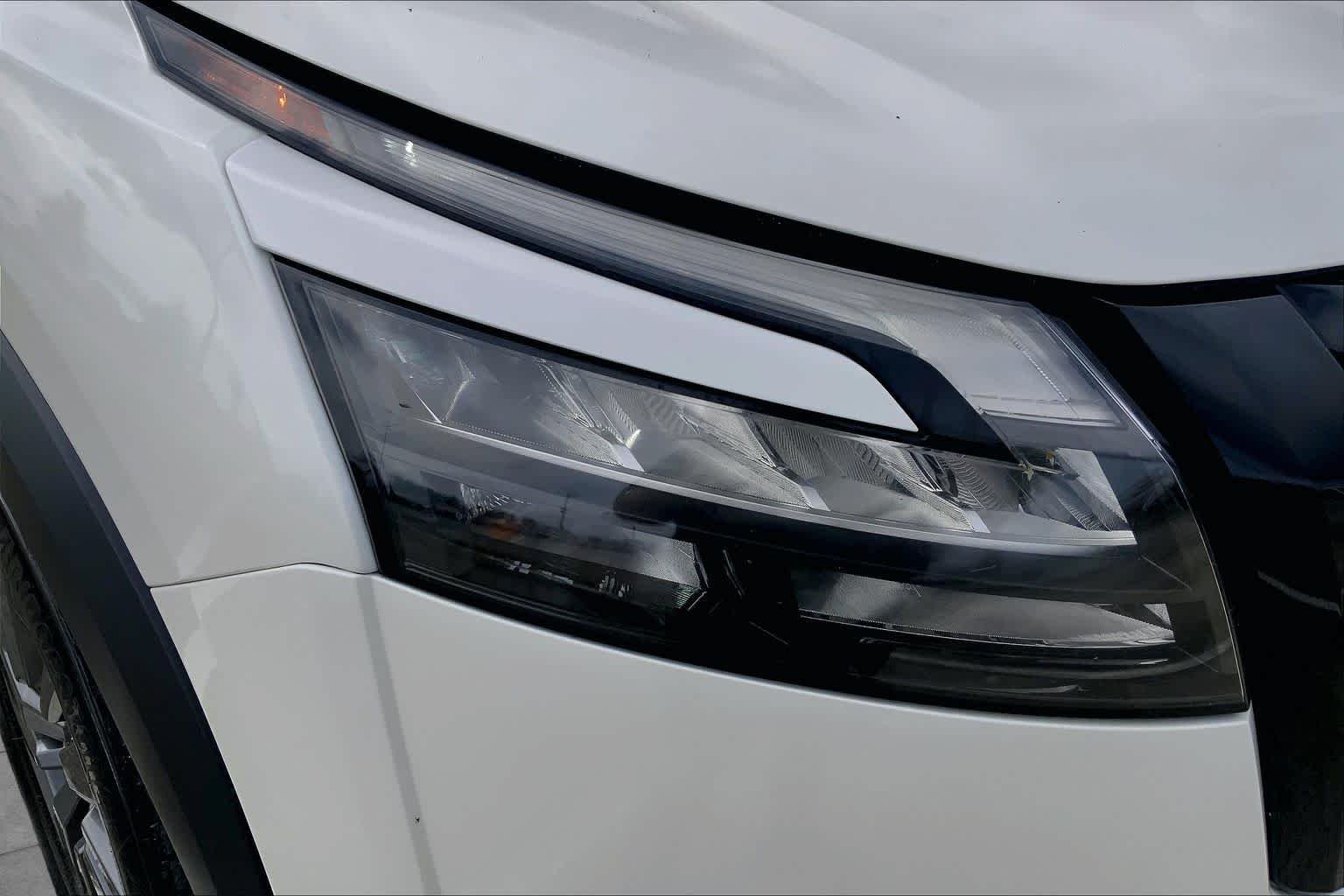 Used 2024 Pearl White Tricoat Nissan SV image 27
