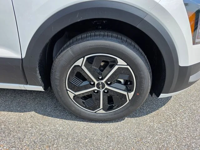New 2026 Snow White Pearl Kia LX image 12