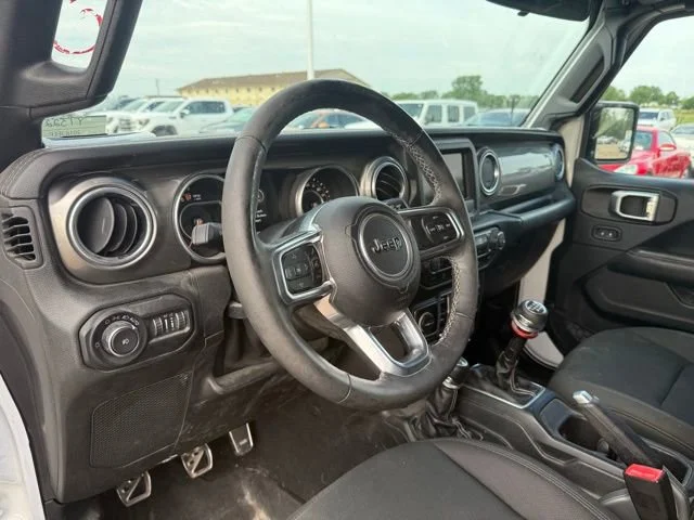 Used 2018 White Jeep Sahara image 12