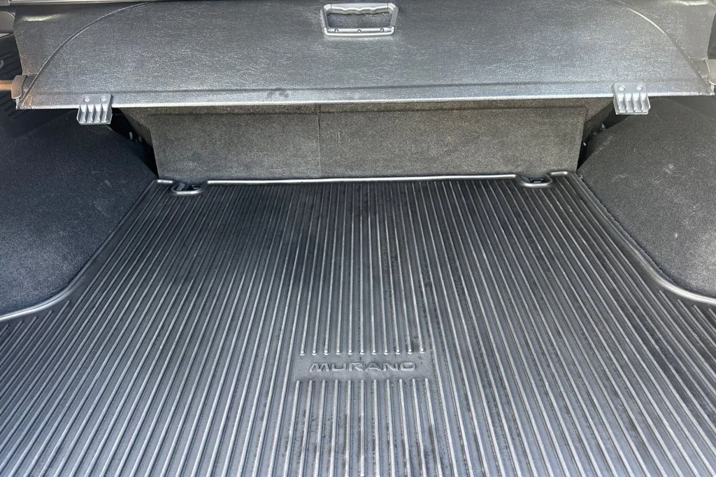 Used 2023 Silver Nissan Platinum image 16