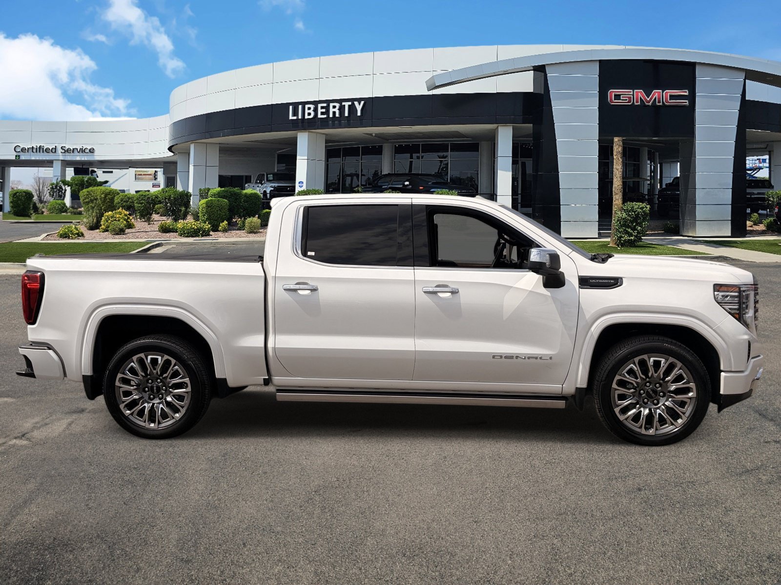 Used 2025 White Frost Tricoat GMC Denali Ultimate image 3