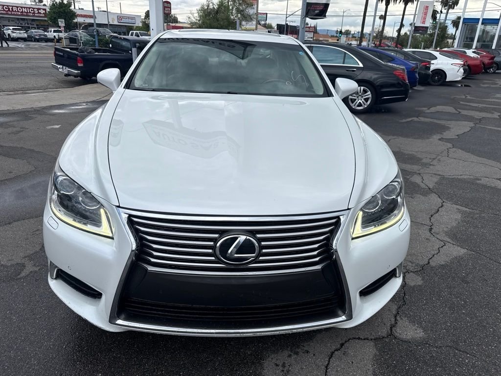 Used 2014 White Lexus 460 image 3