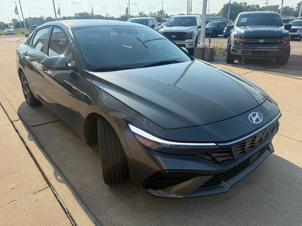 Used 2025 Amazon Gray Hyundai SEL Convenience image 4