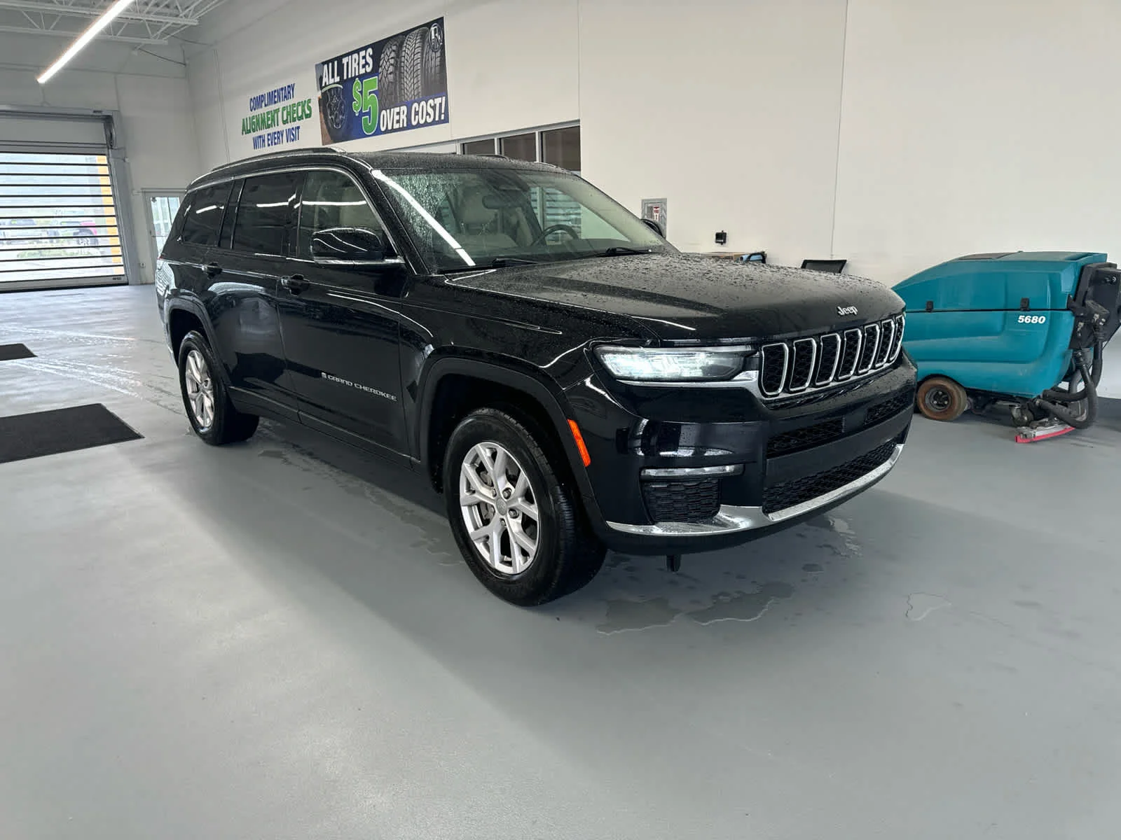 Used 2021 Diamond Black Crystal Pearlcoat Jeep Limited image 3