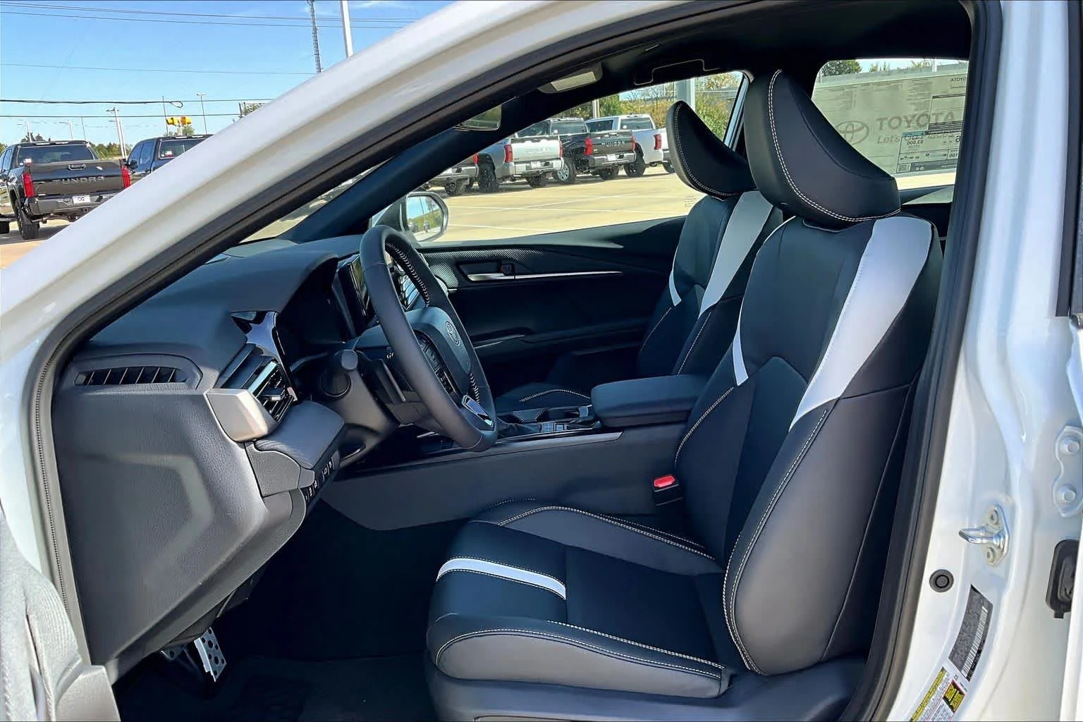 2026 Toyota Camry SE - Photo 9