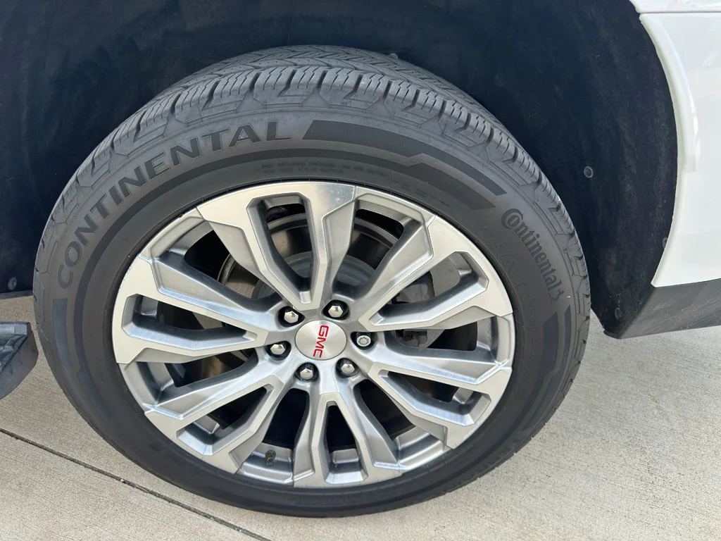 Used 2021 White Frost Tricoat GMC Denali image 26