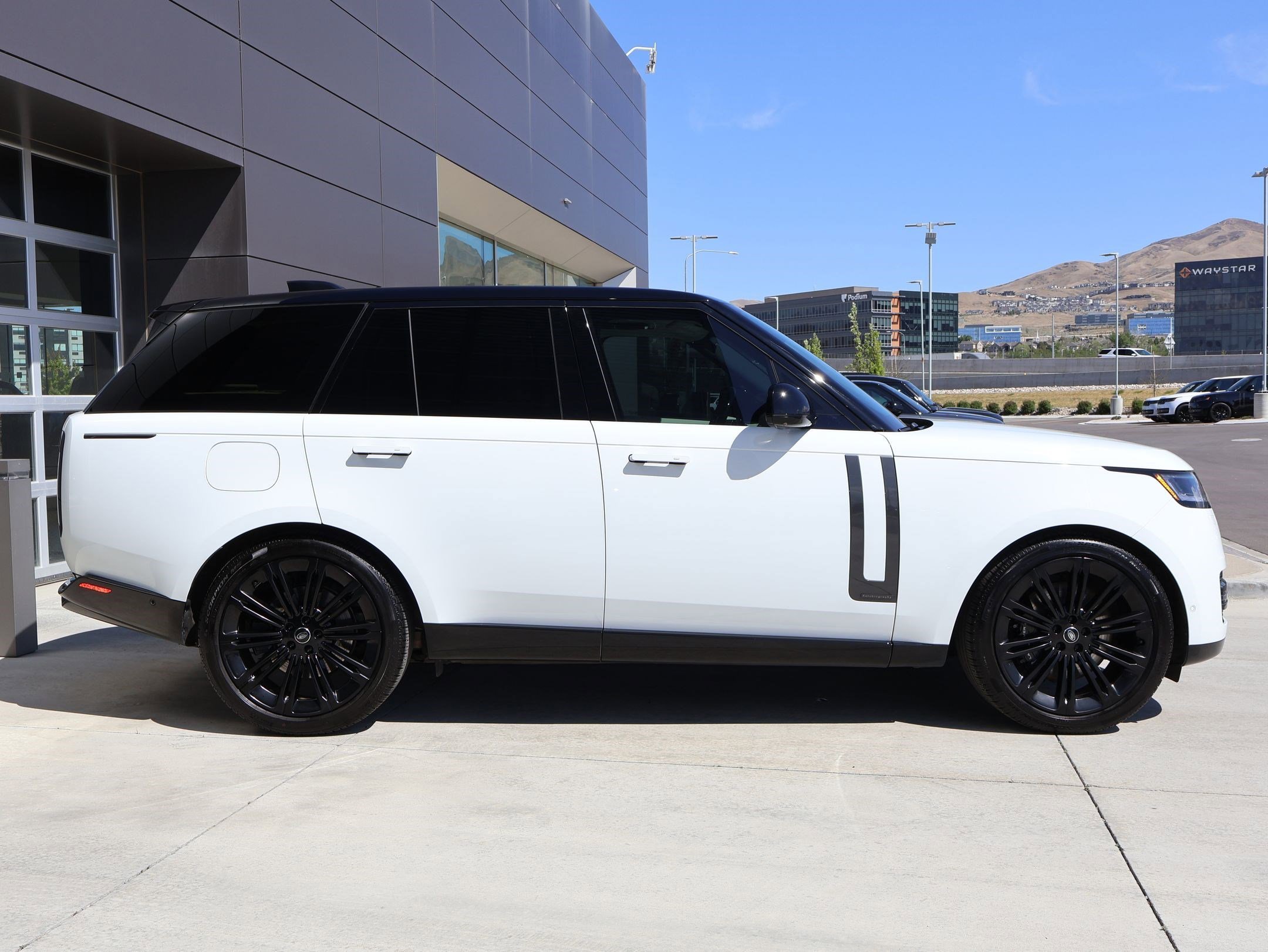 Certified Used 2025 Fuji White Land Rover Autobiography image 4