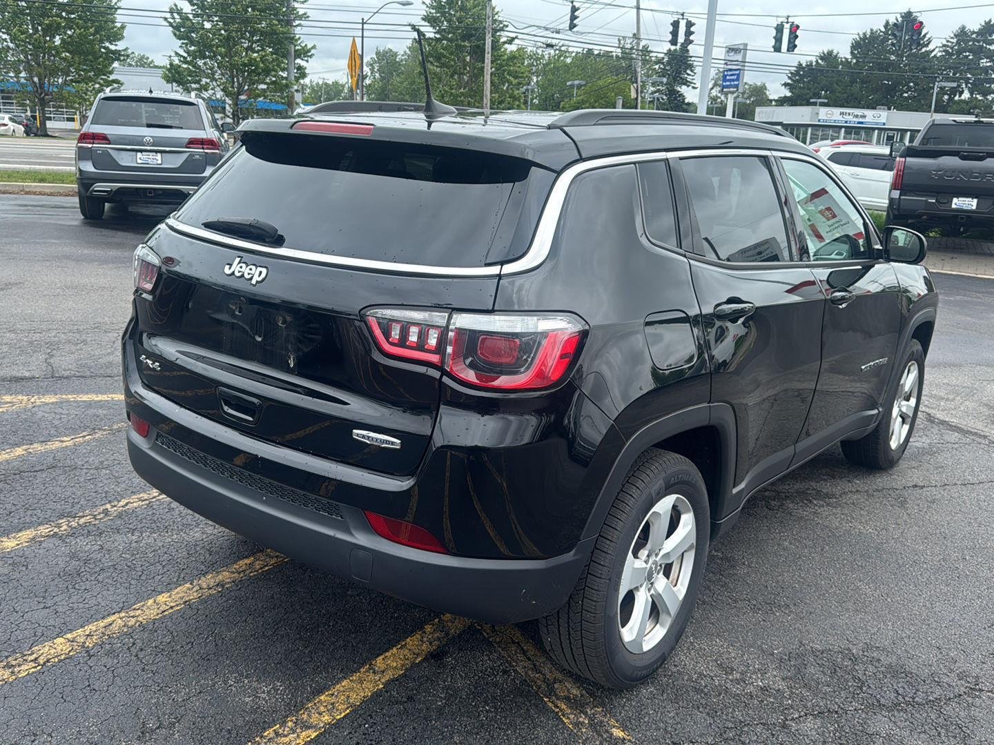 Used 2020 Diamond Black Crystal Pearlcoat Jeep Latitude image 6