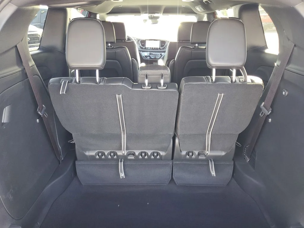 2025 Chrysler Voyager LX - Photo 27