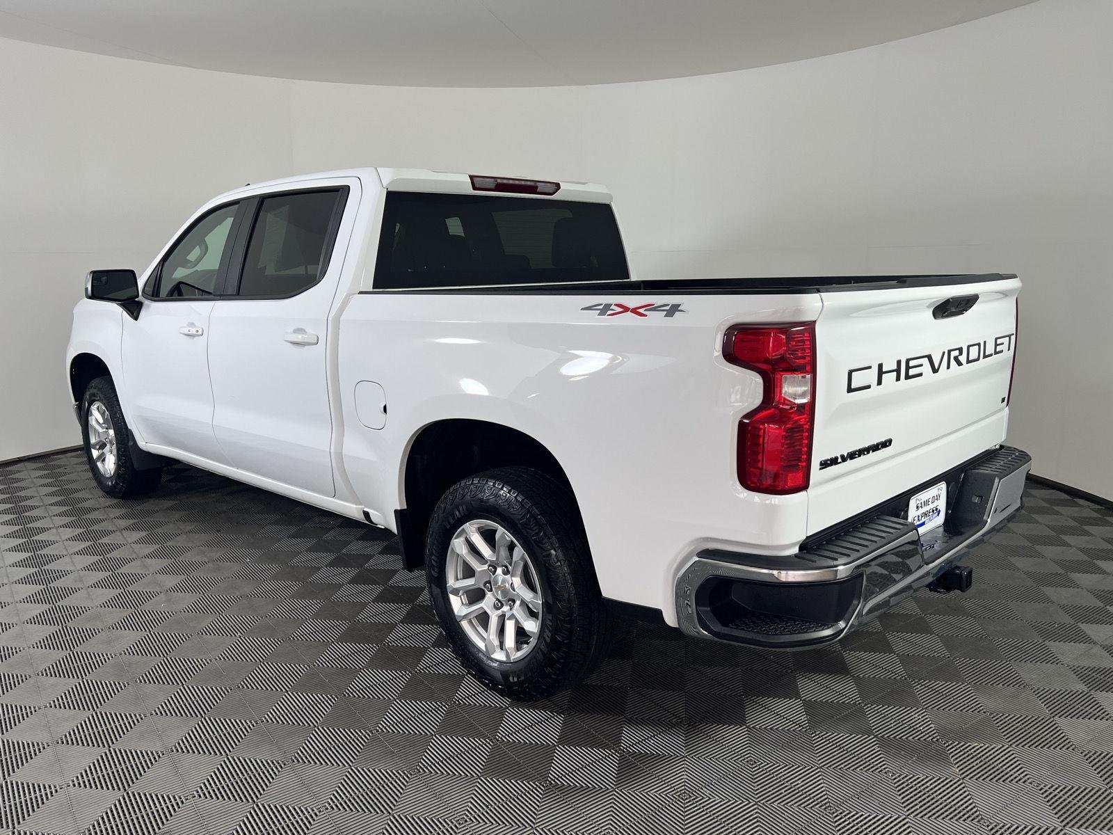 Used 2024 Summit White Chevrolet LT image 27