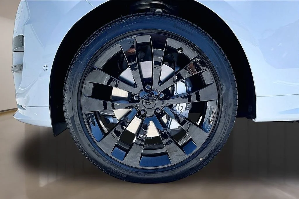 New 2026 Fuji White LAND ROVER Dynamic SE image 13