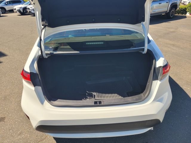 Used 2022 White Toyota LE image 11