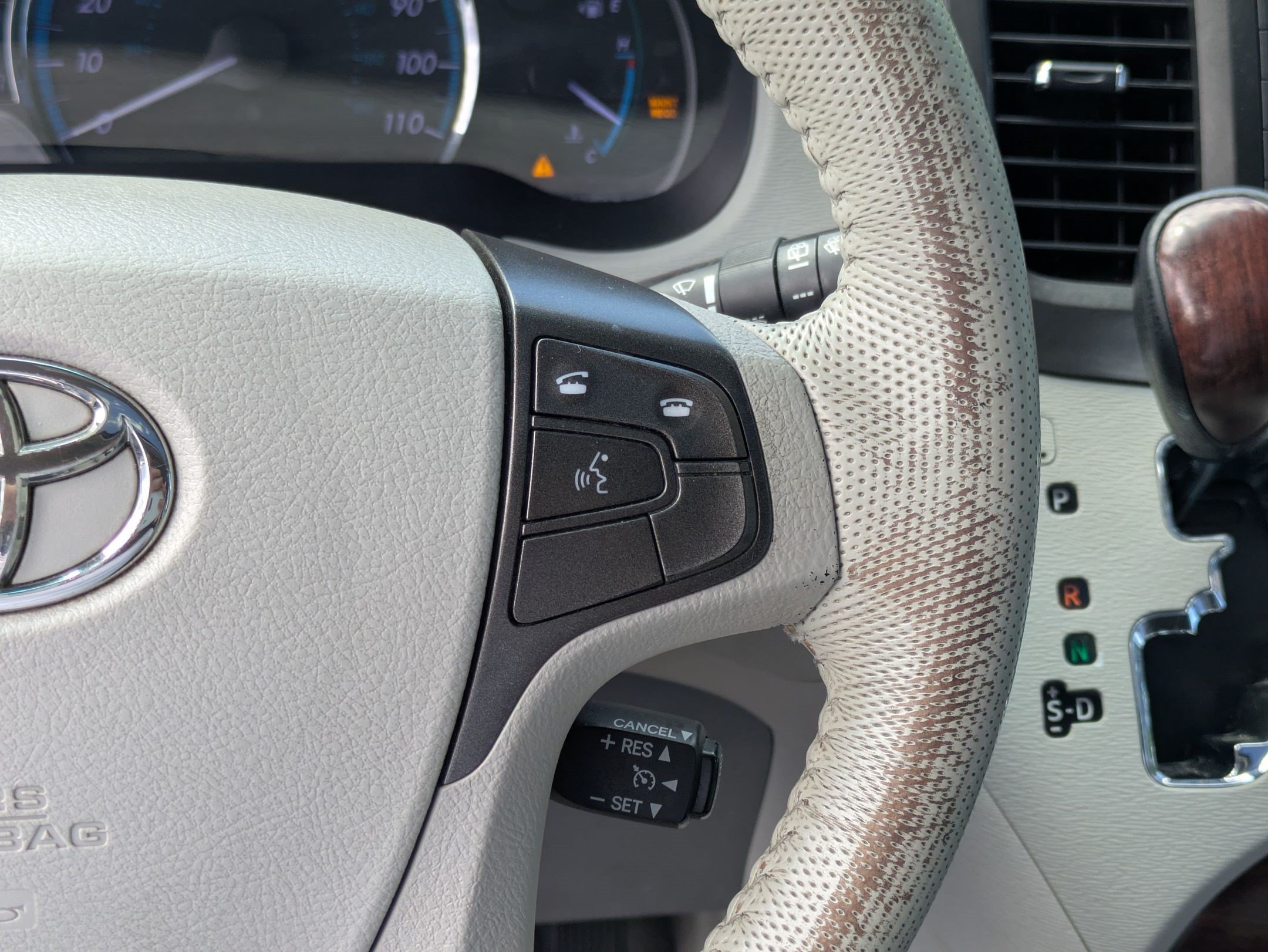 Used 2011 Predawn Gray Mica Toyota XLE AAS image 19