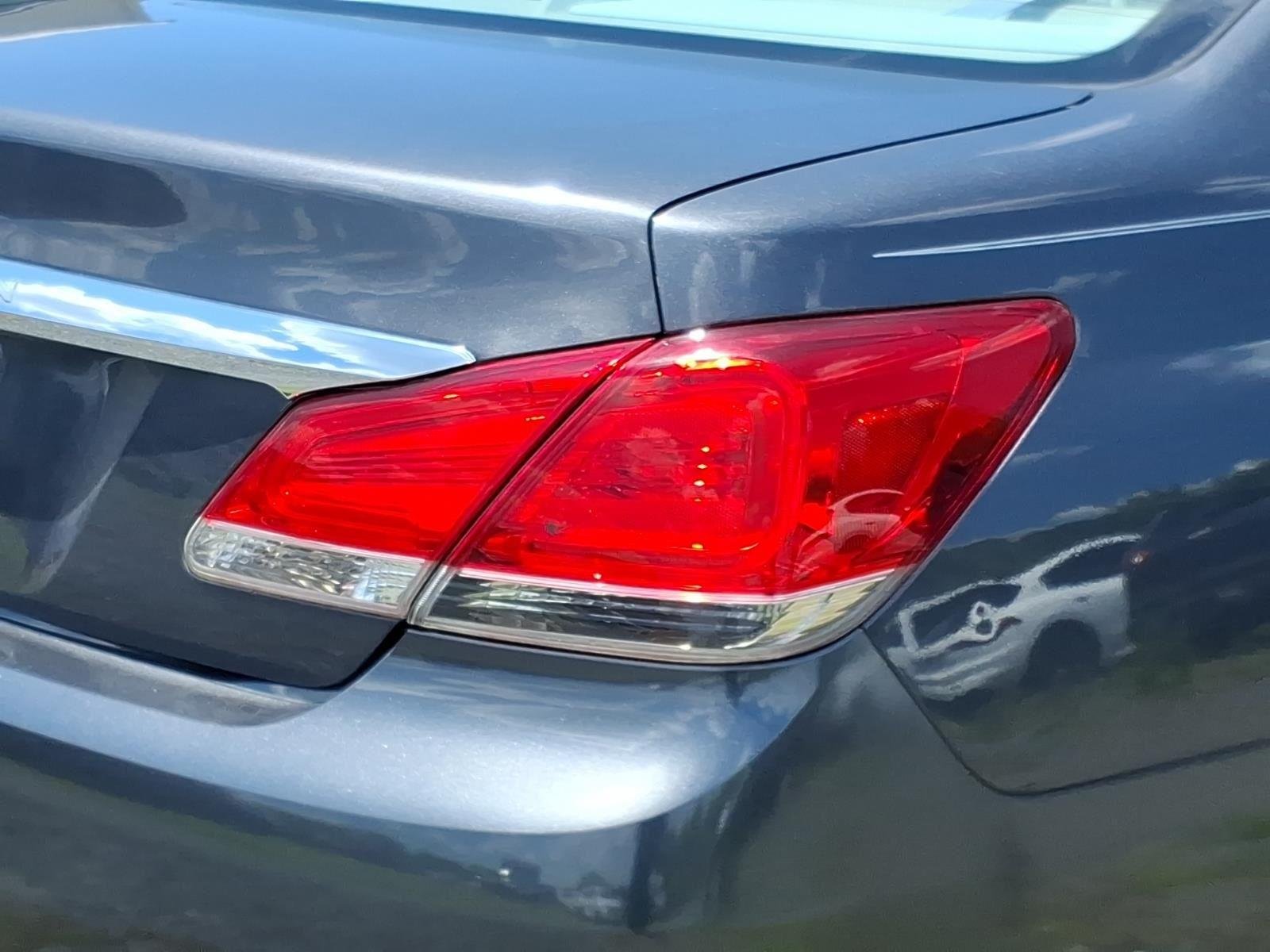 Used 2011 CLASSIC SILVER METALLIC TOYOTA LIMI image 9