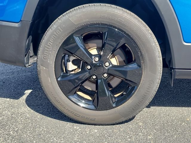 Used 2023 Blue Jeep Altitude image 6