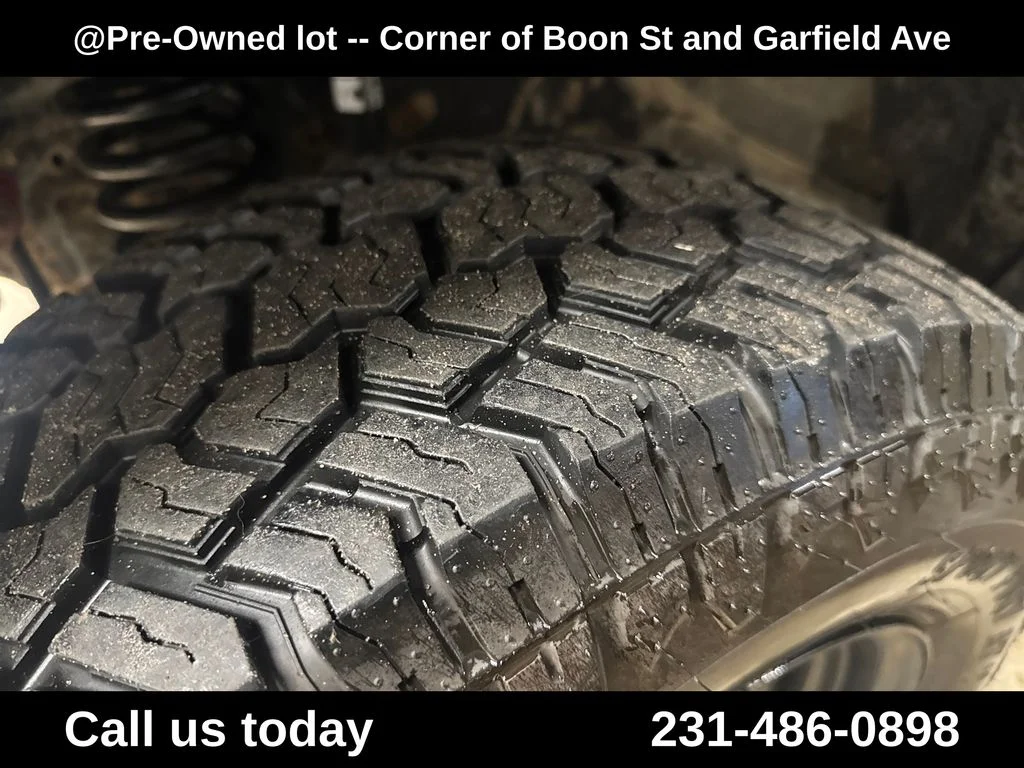 Used 2003  Jeep Laredo image 11