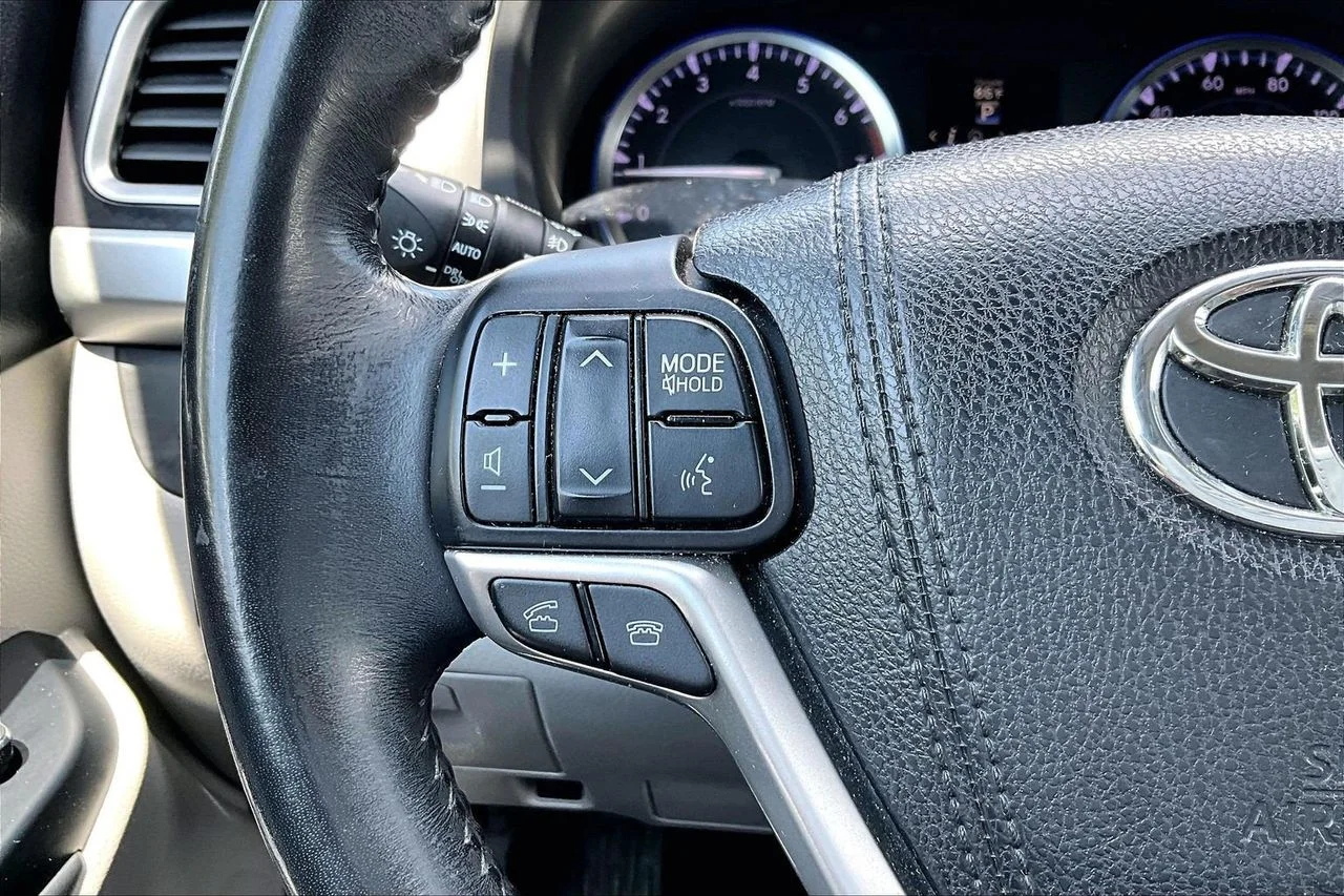 Used 2015 Black Toyota Limited image 31