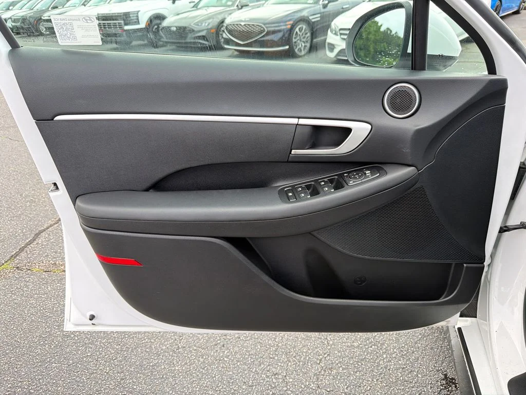 Used 2025 White Hyundai SE image 10