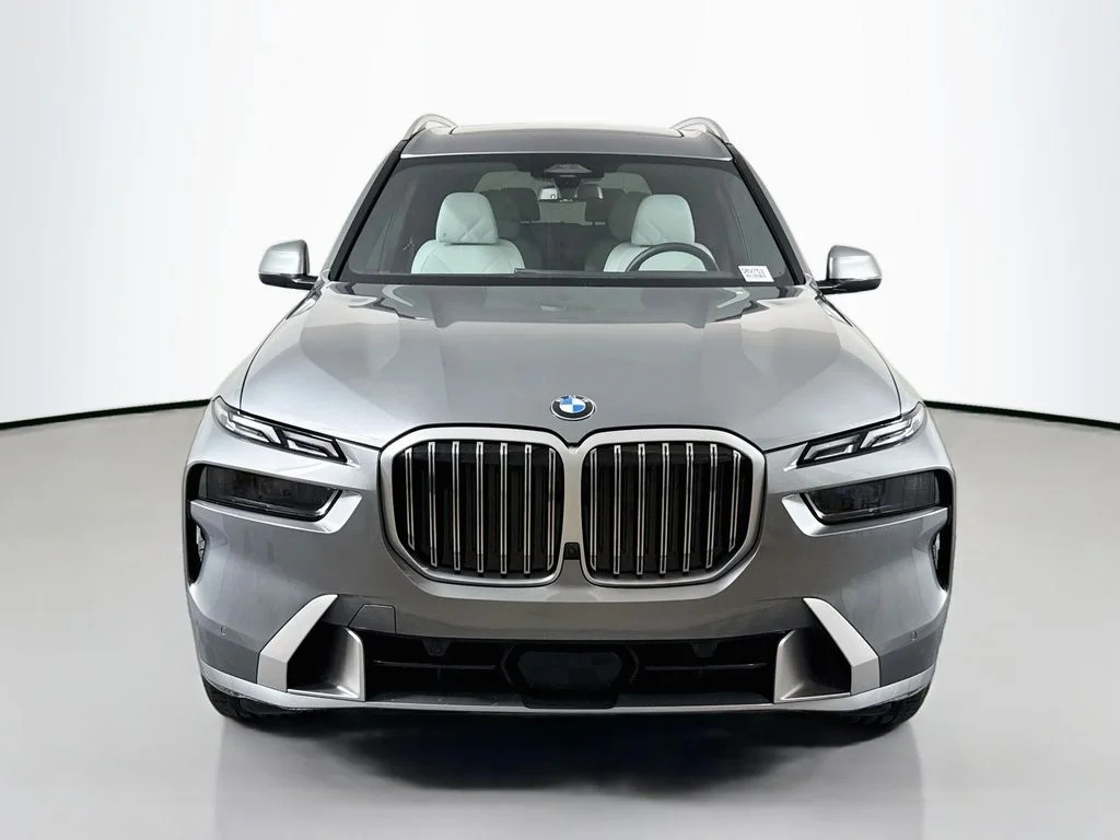 Used 2024 Gray BMW xDrive40i image 2