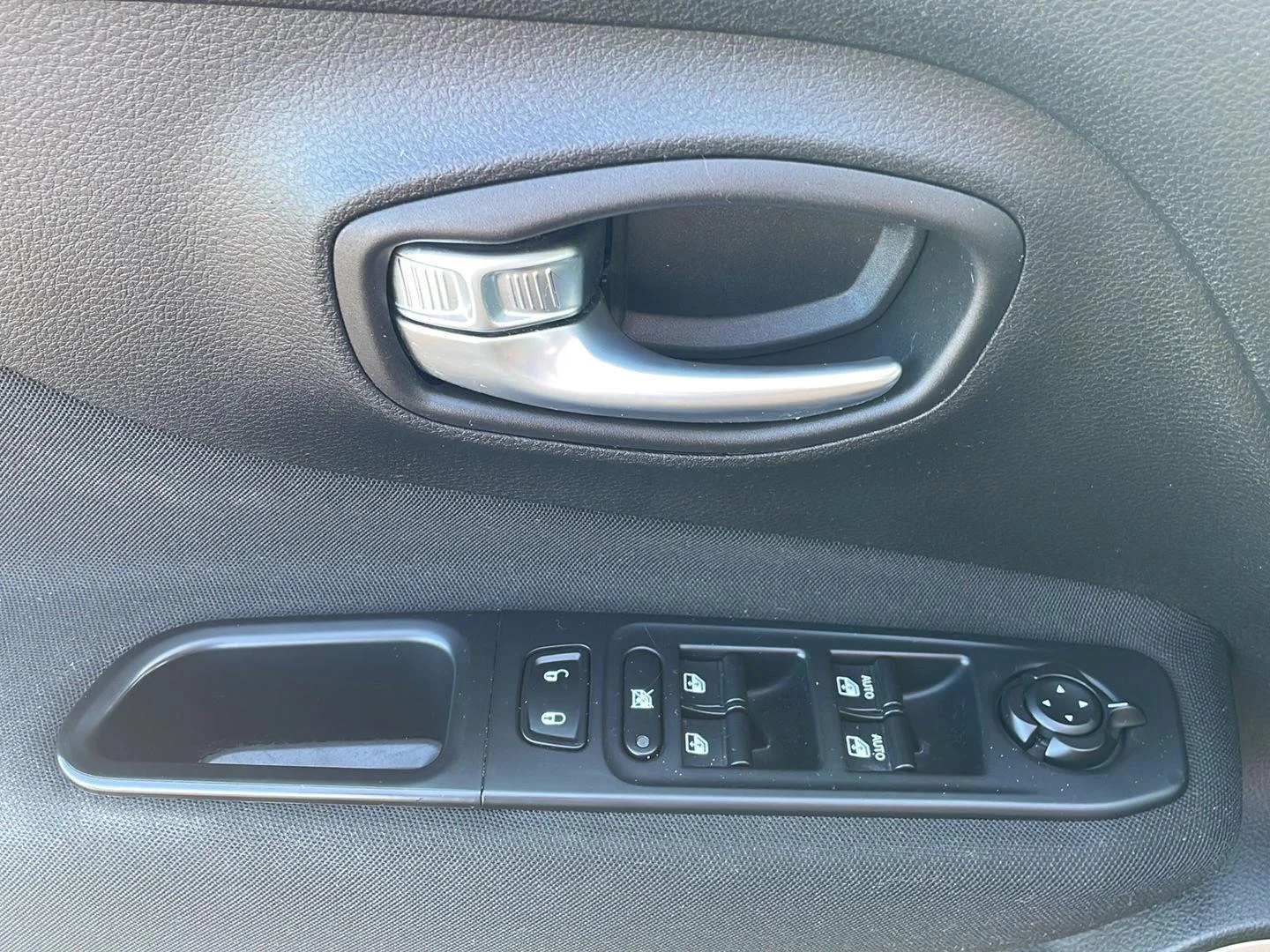 Used 2016 Granite Crystal Metallic Clearcoat Jeep Latitude image 11