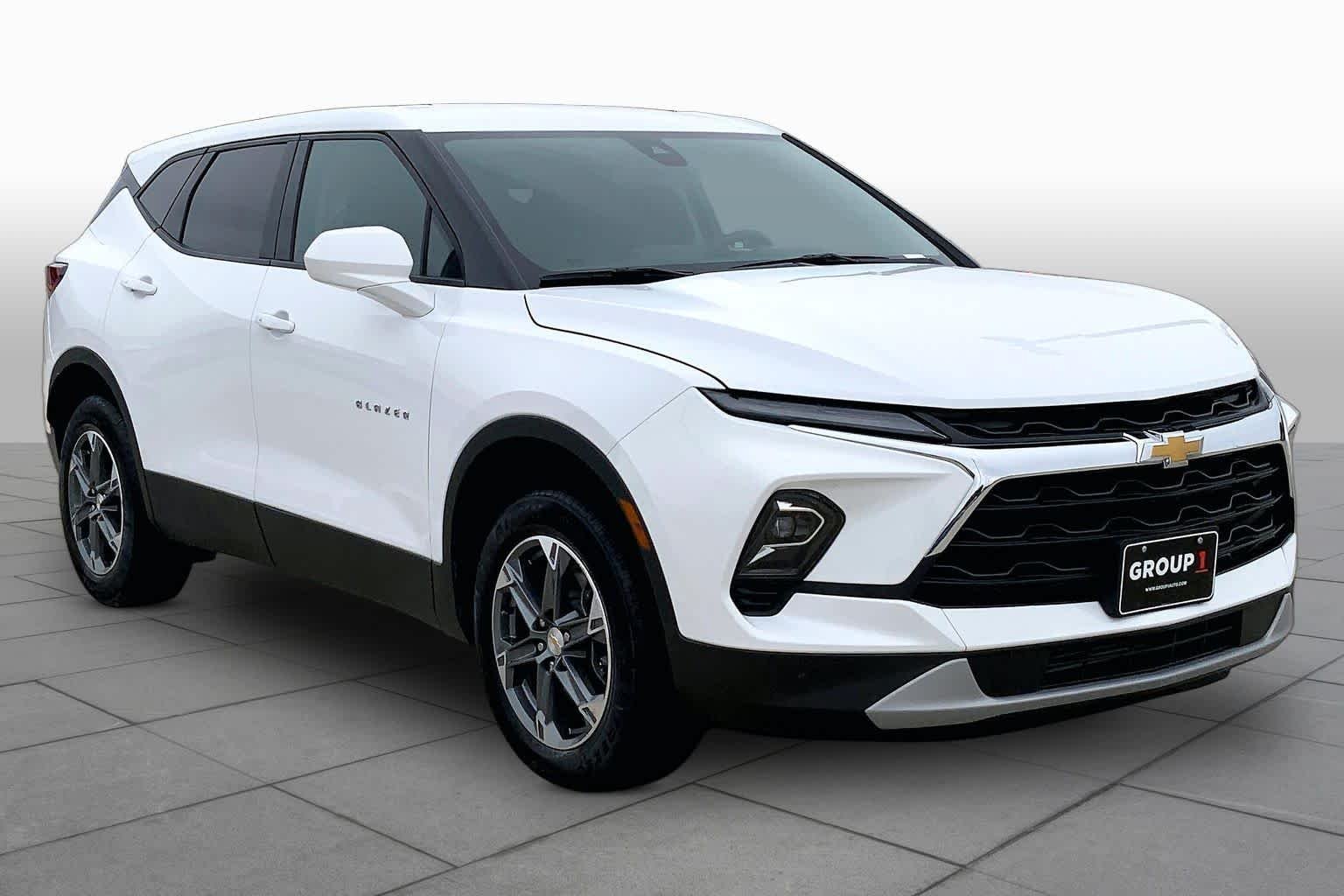 Used 2025 Summit White Chevrolet LT image 3