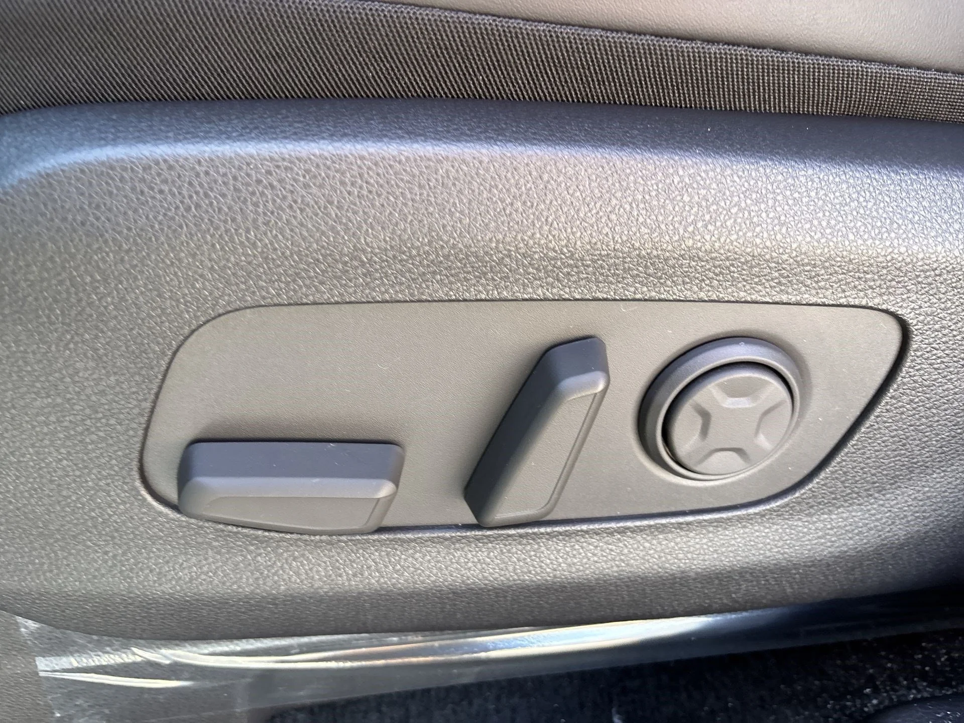 New 2027 Ivory Silver Kia EX image 16