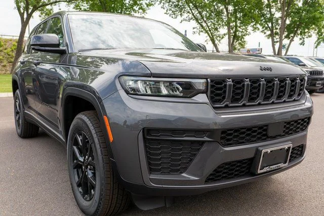 New 2026 Baltic Gray Metallic Clear-Coat Exterior Paint Jeep Altitude image 4