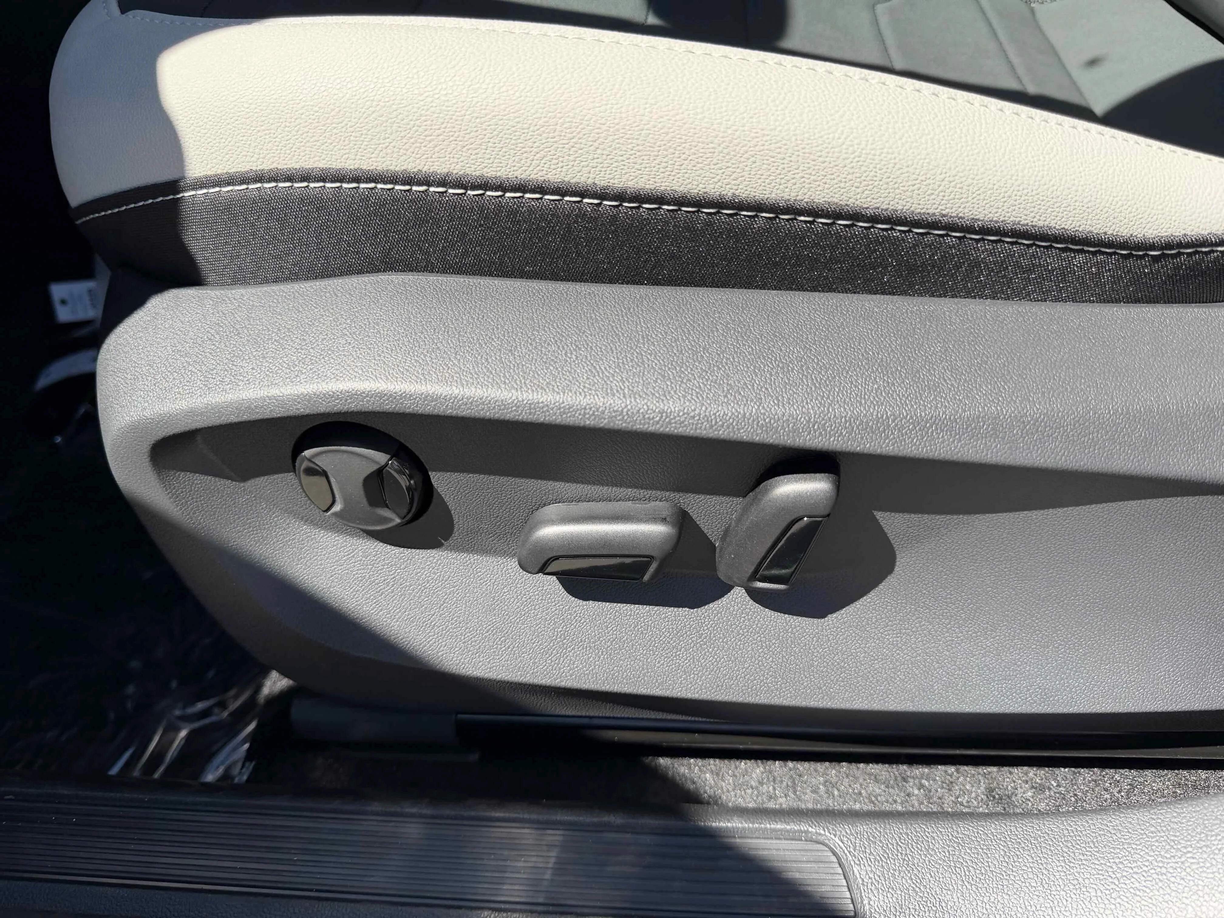 New 2026 Deep Black Volkswagen SE image 14