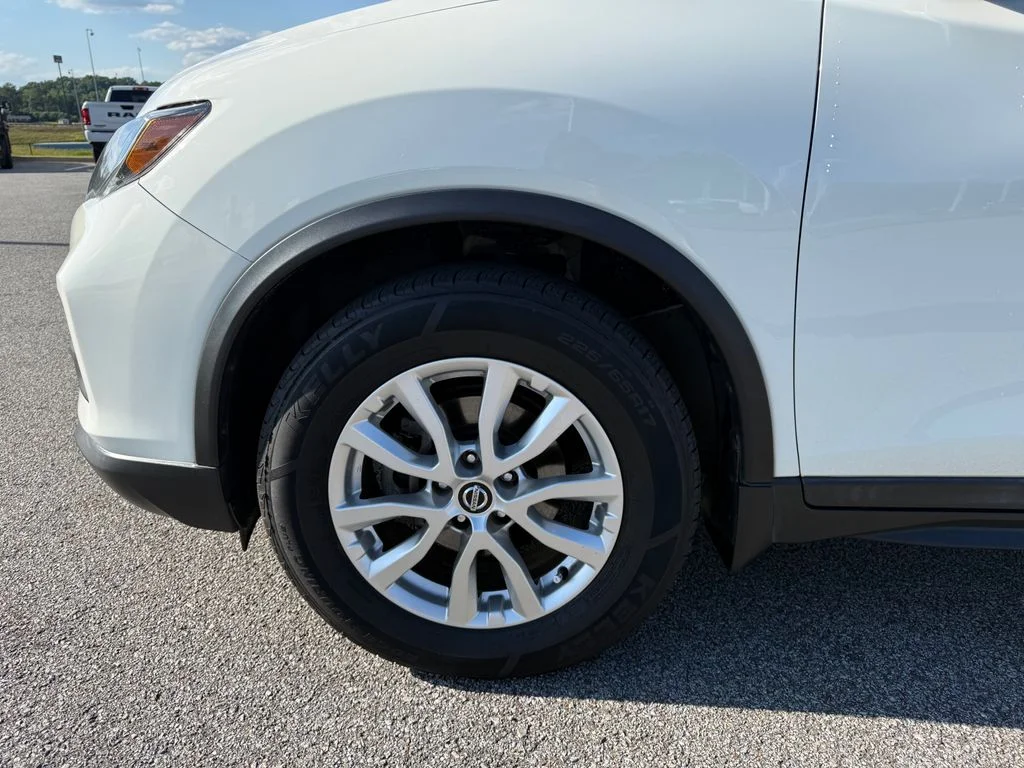 Used 2019 White Nissan S image 23