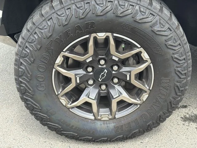 Used 2025 White Chevrolet ZR2 image 17