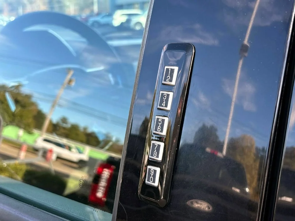 Used 2017  Ford XLT image 10