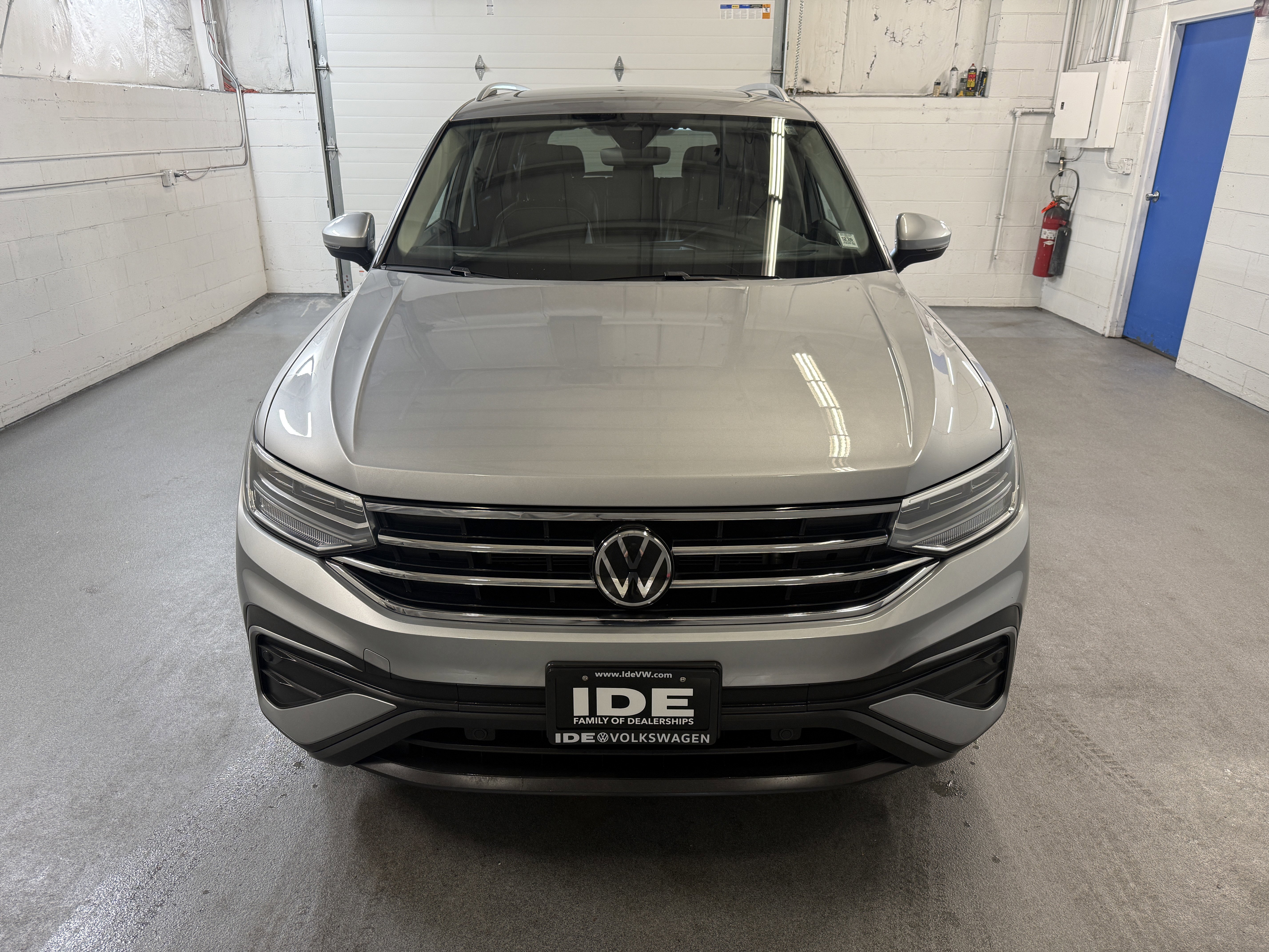Used 2023 Pyrite Silver Metallic Volkswagen SE image 3