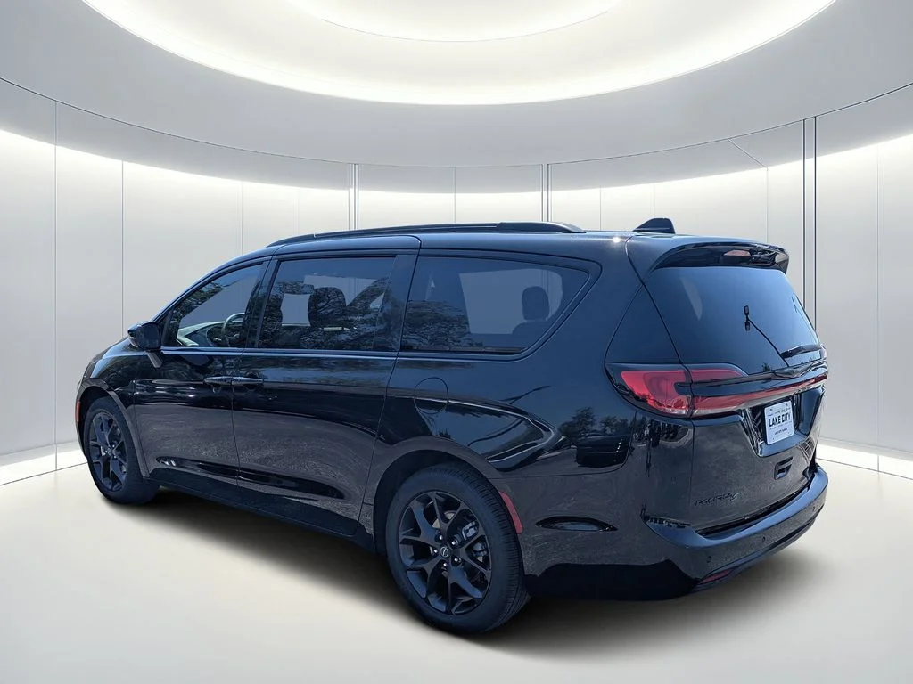 New 2026 Diamond Black Crystal Pearl-Coat Exterior Paint Chrysler Select image 6