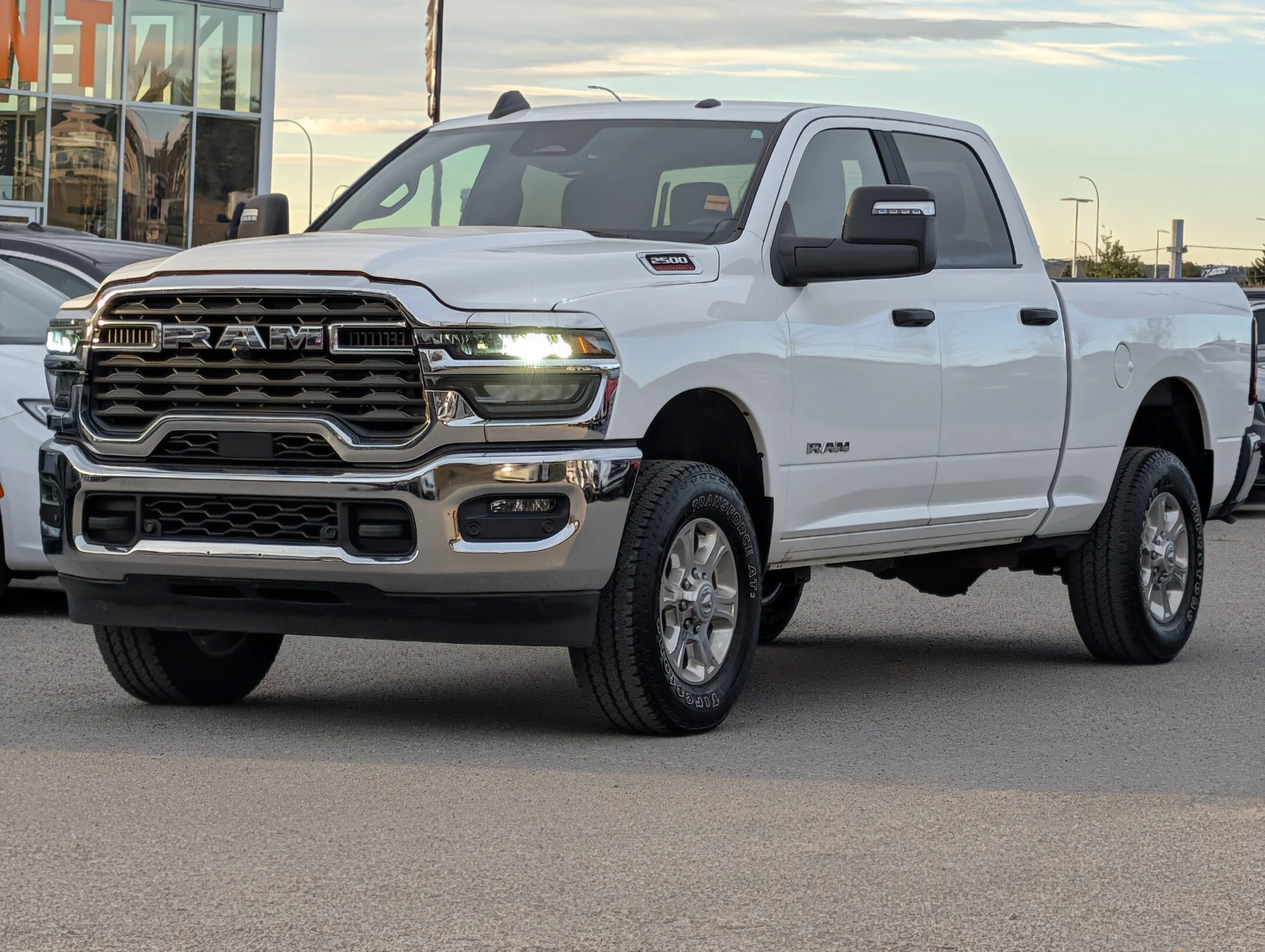 Used 2025 White RAM Big Horn - Level I - 6.4L HEMI - Apple CarPla - Big Horn 4x4 Crew Cab 64 Box image 4