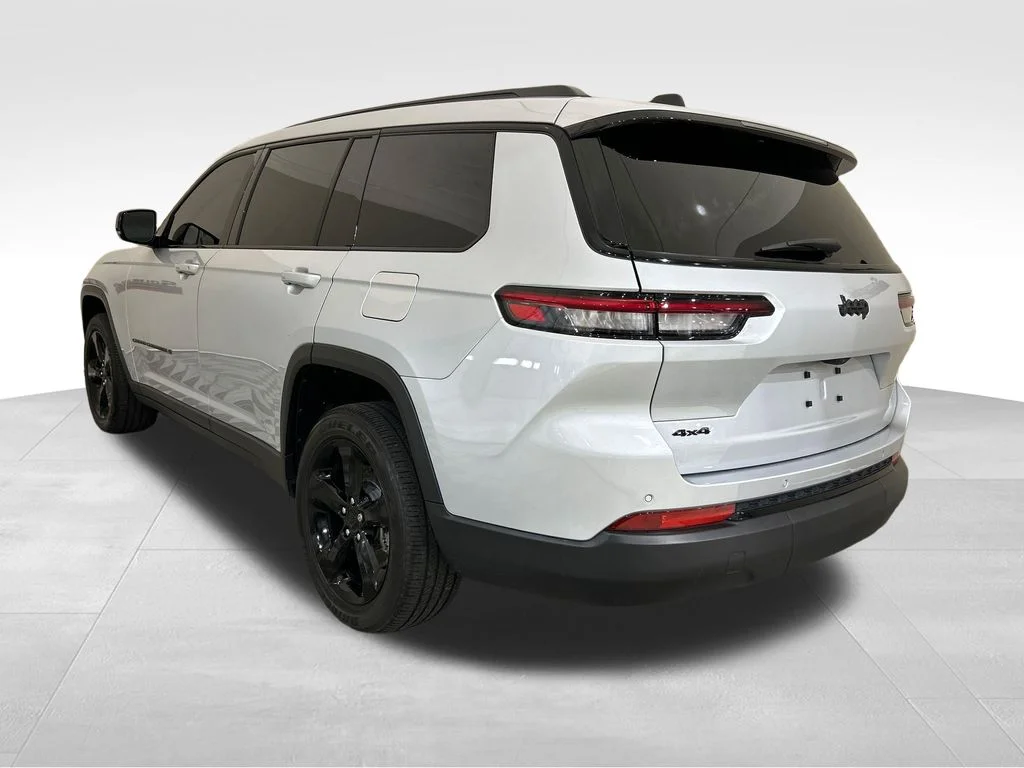 Used 2024 Silver Jeep Altitude X image 3